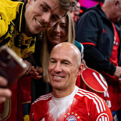 Arjen Robben macht Fotos mit Fans während des FC Bayern Legends Cup 2026 im SAP Garden