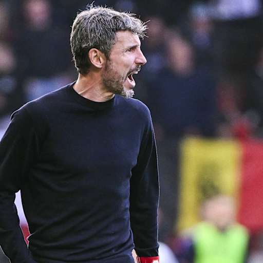 Mark van Bommel gibt als Trainer Anweisungen an der Seitenlinie