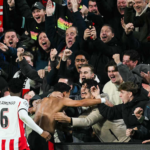 Fans der PSV Eindhoven jubeln im Stadion nach einem Tor ihrer Mannschaft