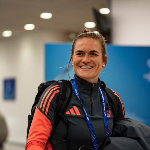 Clara Schöne  lächelnd während der Ankunft in der Allianz Arena vor dem Duell gegen Arsenal.