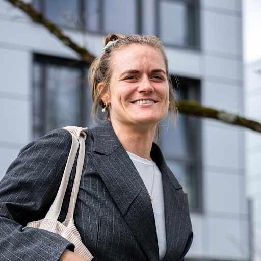 Clara Schöne vor der Abreise zu einem Champions League-Spiel mit den FC Bayern Frauen.