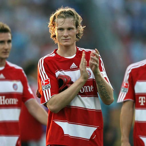 Marcell Jansen schaut in einer dunklen Jacke in Richtung Himmel.