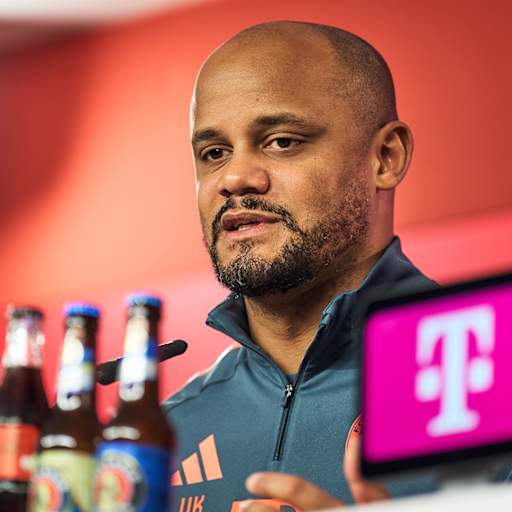 Vincent Kompany spricht im Pressetalk vor dem Bundesliga-Spiel bei Werder Bremen