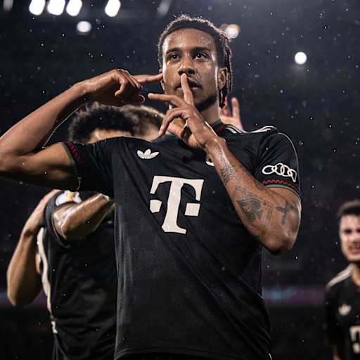 Michael Olise legt im Pokalspiel des FC Bayern in Köln den Finger zum Jubel auf dem Mund