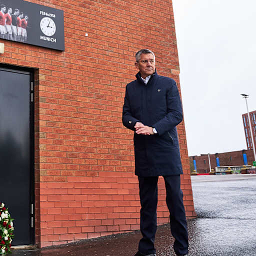 Herbert Hainer legt einen Kranz im Namen des FC Bayern für die Opfer des Flugzeugabsturz von Manchester 1958 nieder