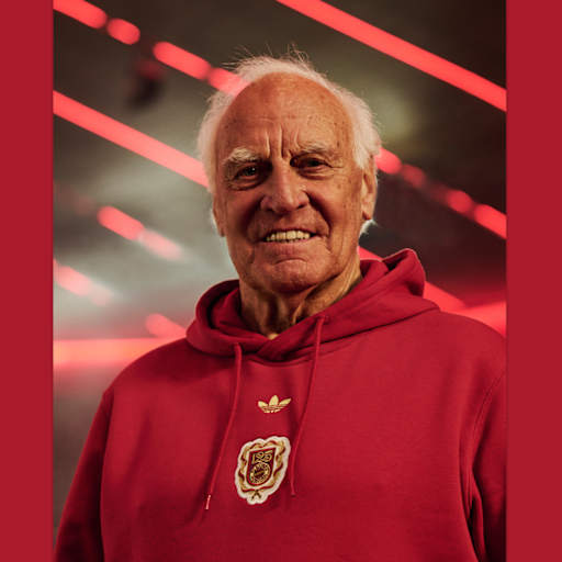 Franz Bulle Roth im roten FC Bayern Pulli in der rot erleuchteten Allianz Arena