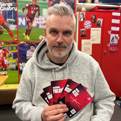 Kim Krämer, Fanbeauftragter für Menschen mit Behinderung beim FC Bayern mit Autogrammkarten des FC Bayern