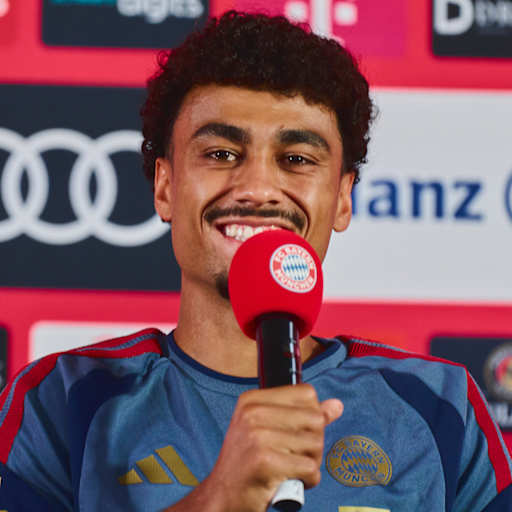 Nathaniel Brown lächelt bei seiner Vorstellungs-PK beim FC Bayern