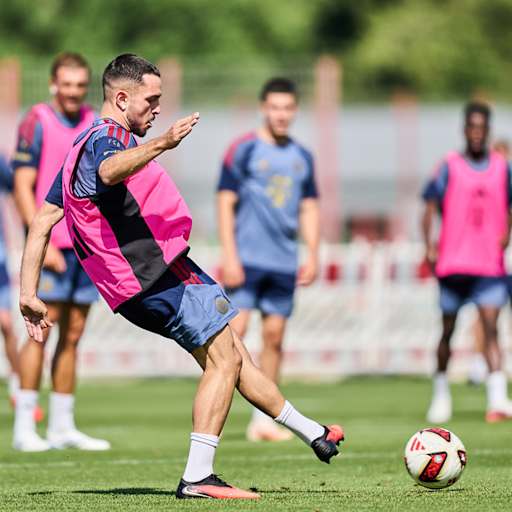 Arijon Ibrahimovic passt den Ball im Training des FC Bayern