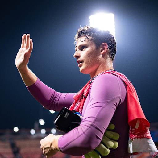Jonas Urbig winkt nach dem Jeju-Spiel