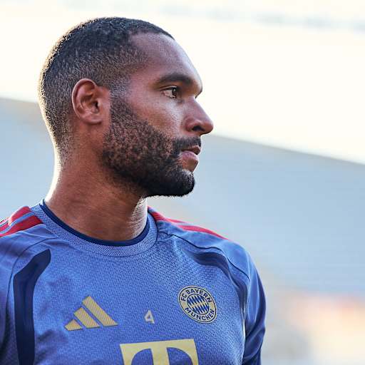 Jonathan Tah beim öffentlichen Training in Jeju auf der Summer Tour