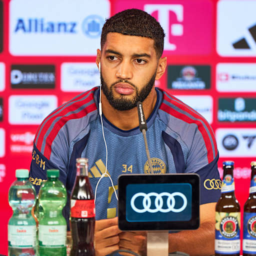 Ismael Saibari spricht auf einer PK