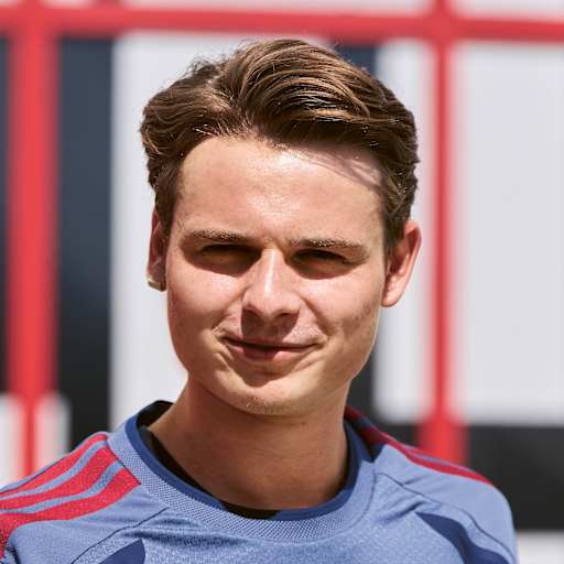 Jonas Urbig im Bayern-Training
