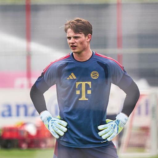 Jonas Urbig im Bayern-Training