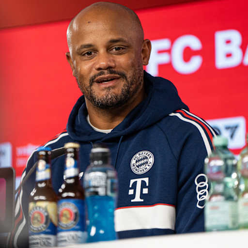 Vincent Kompany im Pressetalk vor dem Bundesliga-Spiel auf Schalke