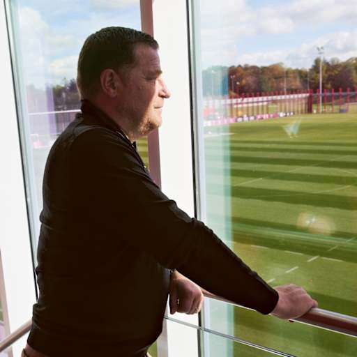 Max Eberl blickt aus dem Fenster auf die Trainingsplätze an der Säbener Straße