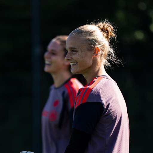 Anna Klink lächelnd während einer Einheit der FC Bayern Frauen.