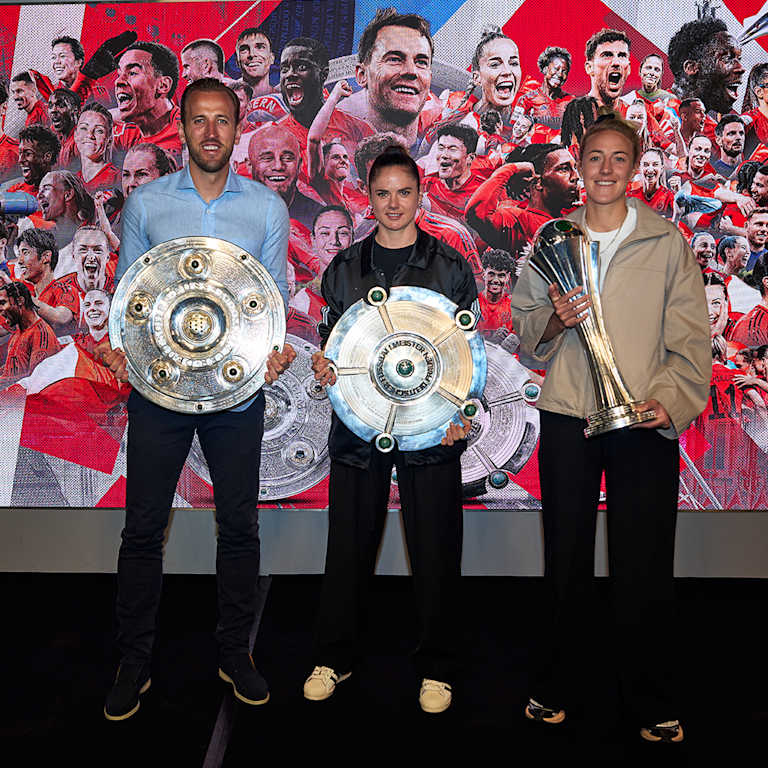 Harry Kane, Sarah Zadrazil and Caro Simon present the 2025 trophies.