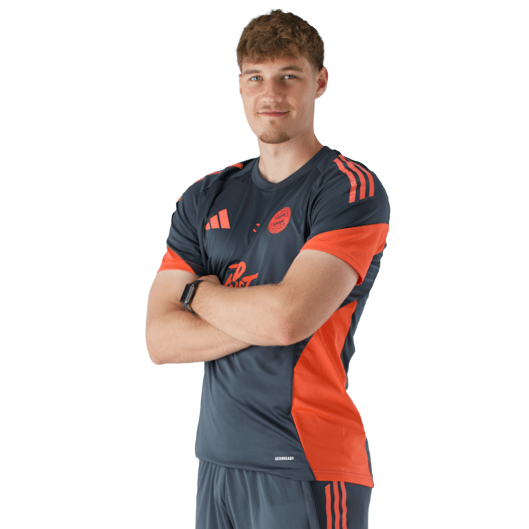 Der FC Bayern Global Academy Fitness Coach Jonas Heydt.