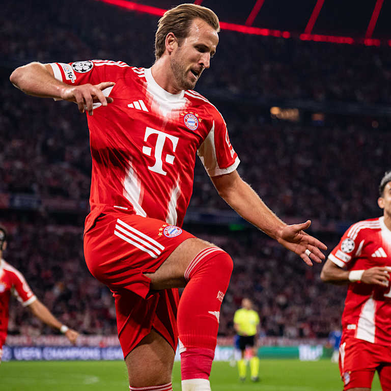 Harry Kane celebrates goal during FC Bayern's match against Chelsea.