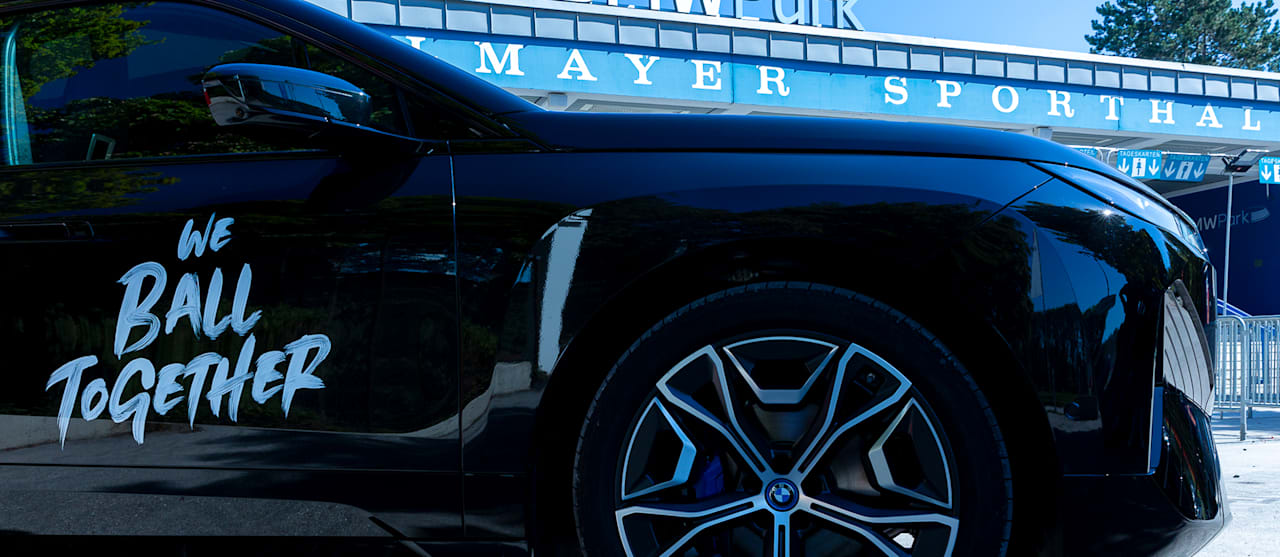 Ein BMW steht vor dem BMW Park München