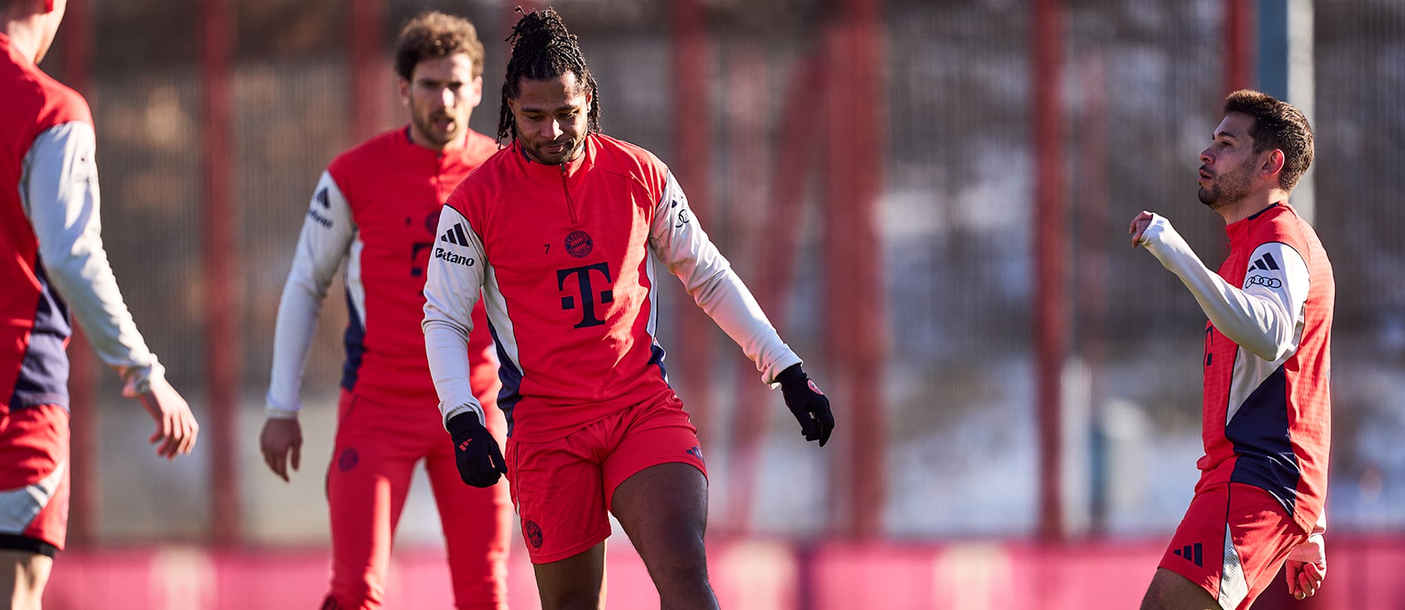 Serge Gnabry am Ball im Abschlusstraining des FC Bayern vor dem Spiel beim Hamburger SV