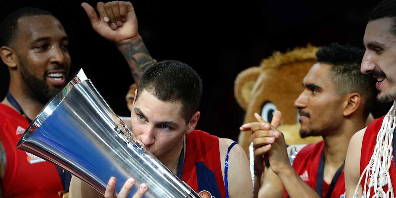 jovic-trophy-kuss_champions2019_fcbb_crauchensteiner_1zu1