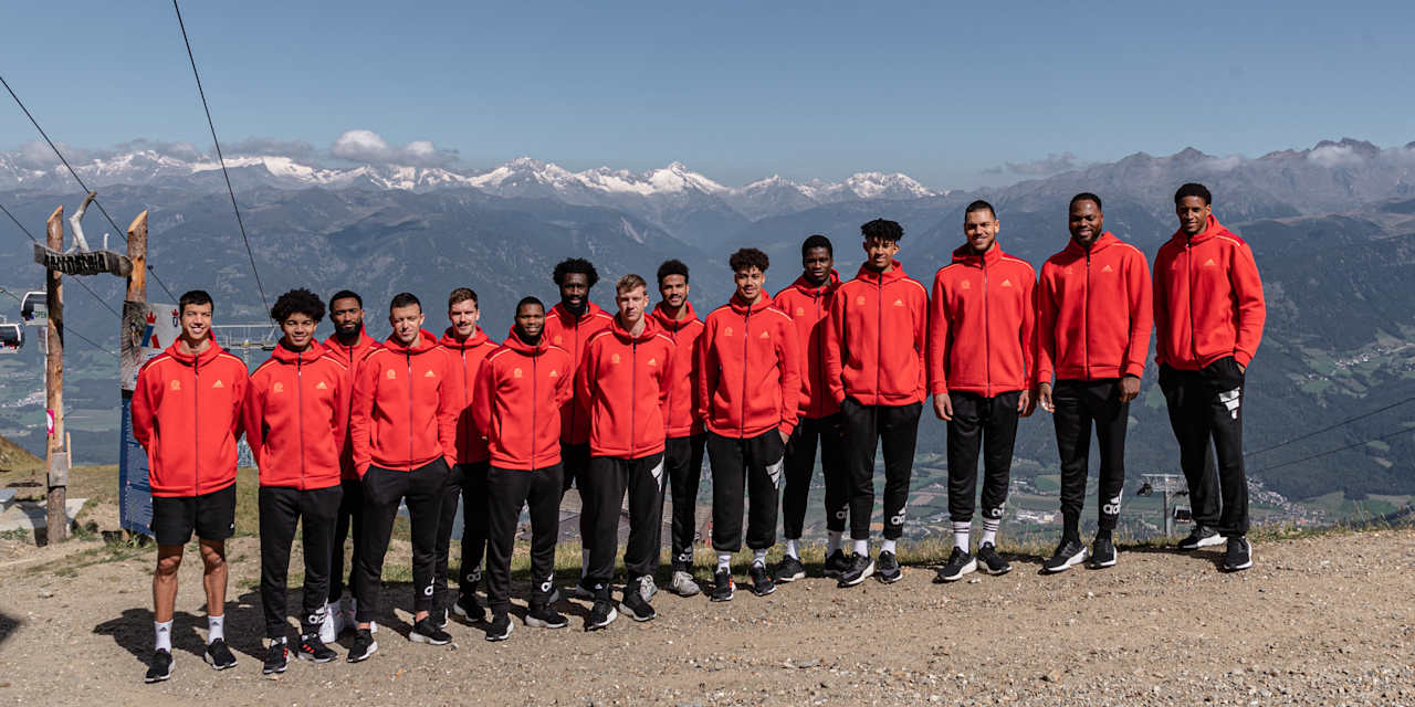 Facebook_Cover_Kronplatz_Team_Foto_Posting_IG