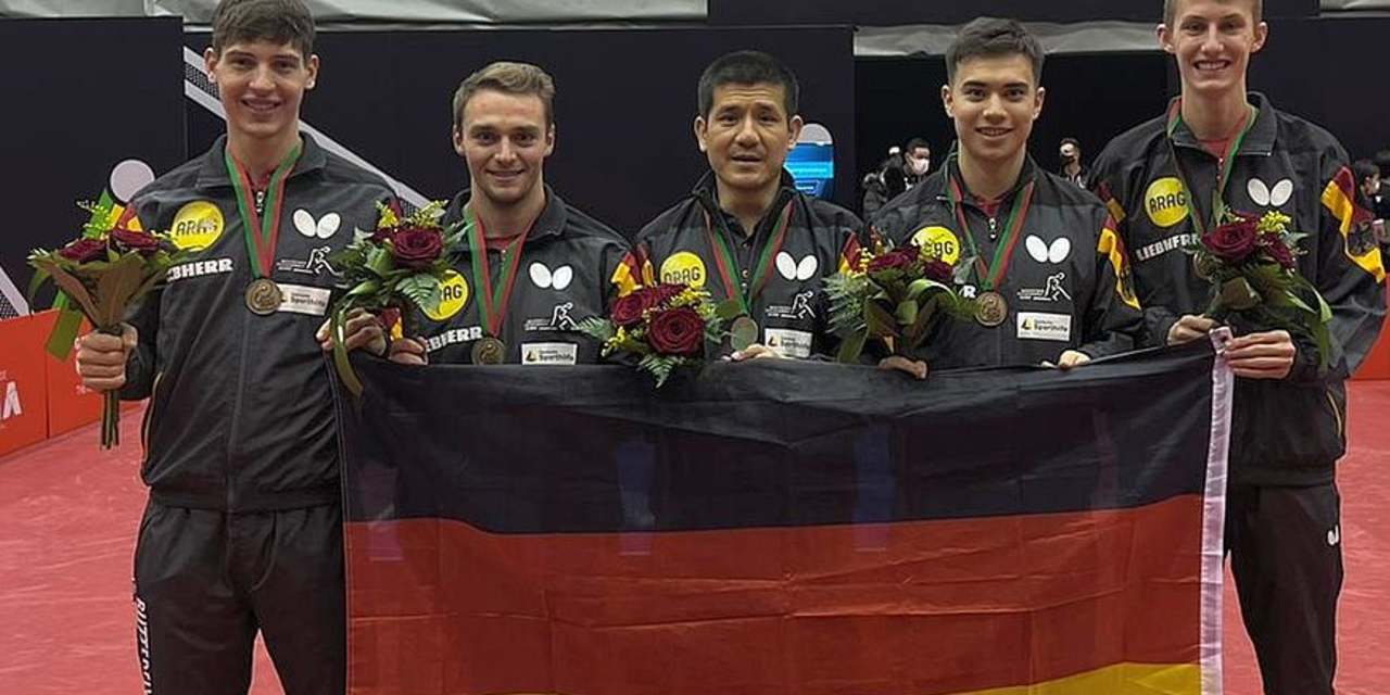 csm_team_ger_jungen_19_mit_medaillen_und_coach_quer_foto_bondareva_6160bd6c66