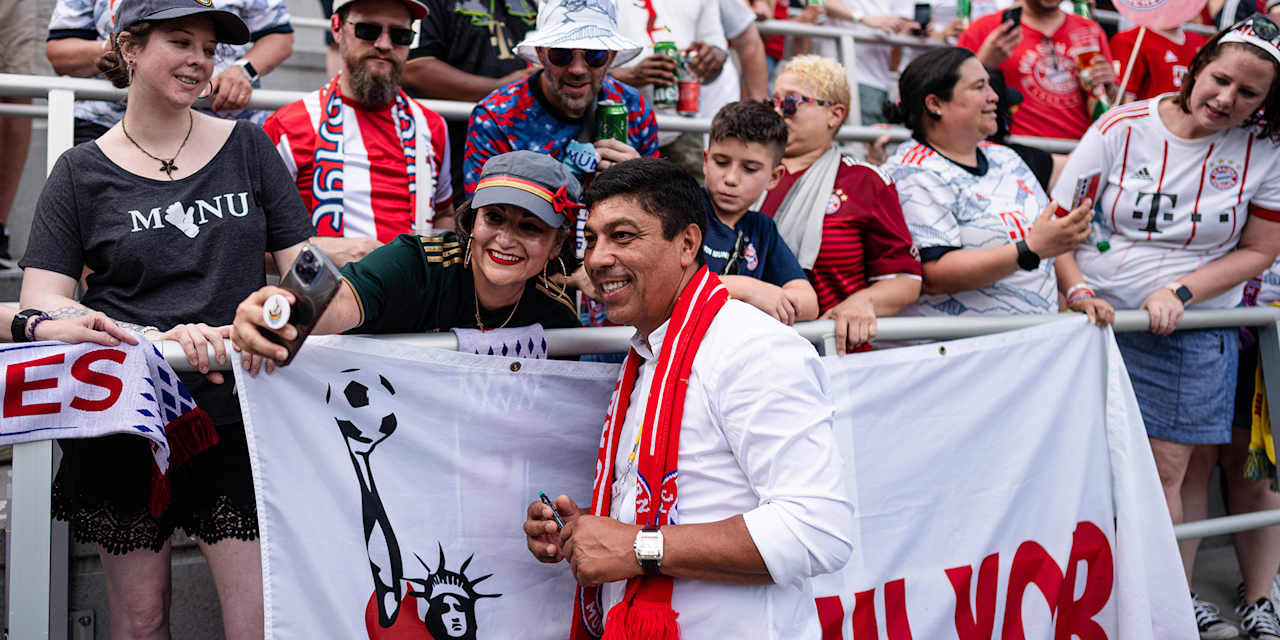 La leyenda del FC Bayern Giovane Elber con los aficionados del Bayern en el Audi Field