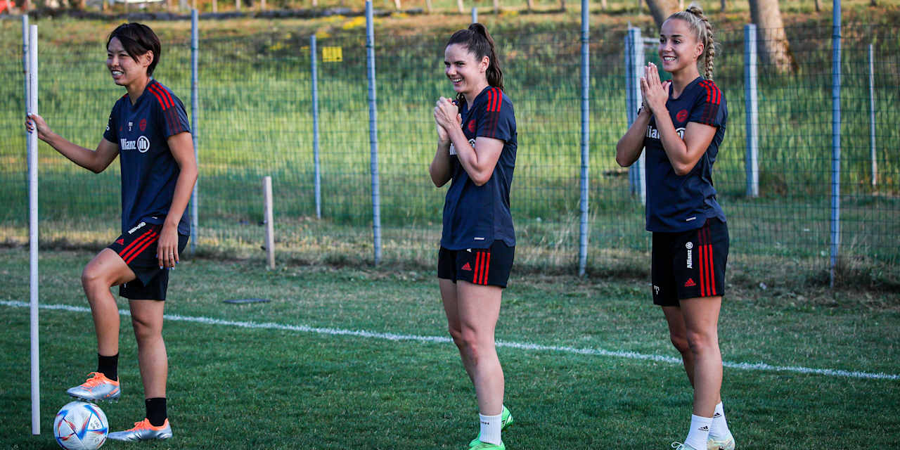 Saki Kumagai, Sarah Zadrazil und Giulia Gwinn im ersten Training in Italien.