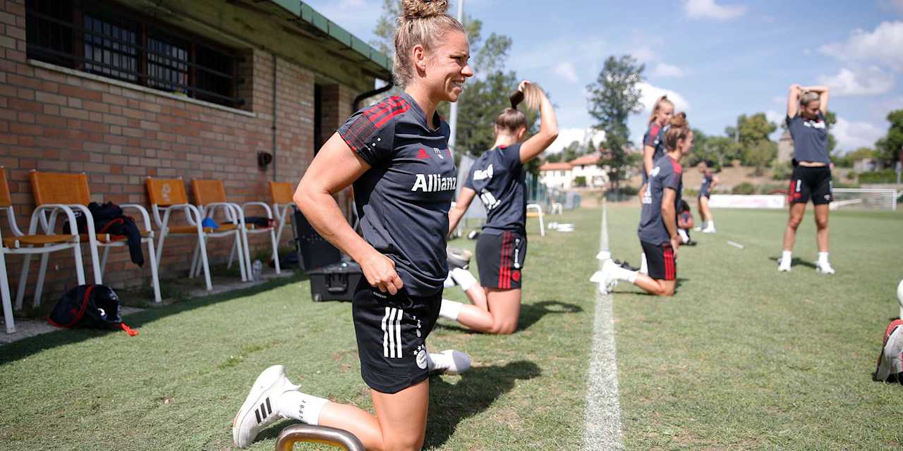 Linda Dallmann von den FC Bayern Frauen beim Training in Italien.