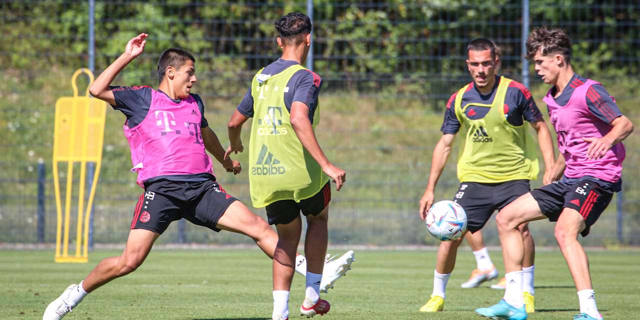 Die U19 des FC Bayern bereitet sich intensiv auf das Derby gegen 1860 München vor.