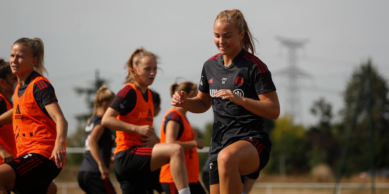 Glódís Perla Viggósdóttir beim Training der FC Bayern Frauen.