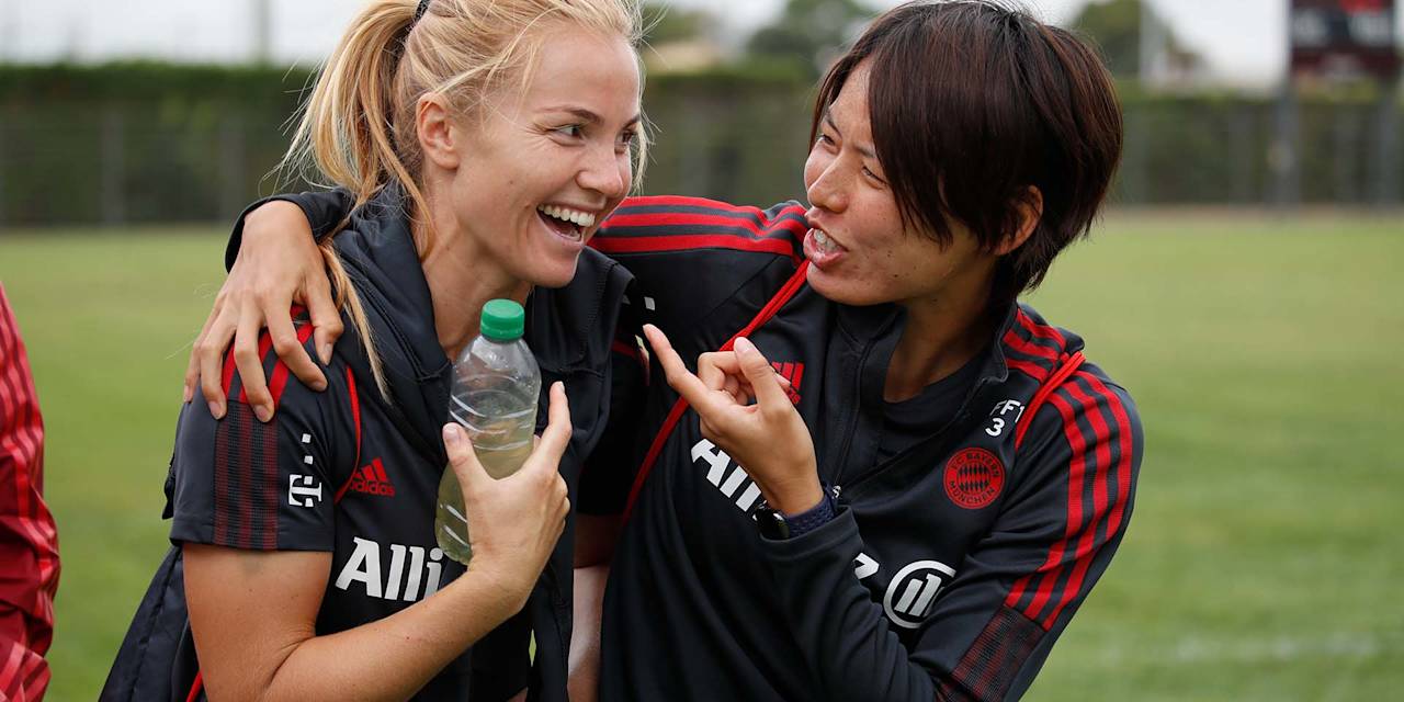 Glódís Perla Viggósdóttir und Saki Kumagai beim Training der FC Bayern Frauen.