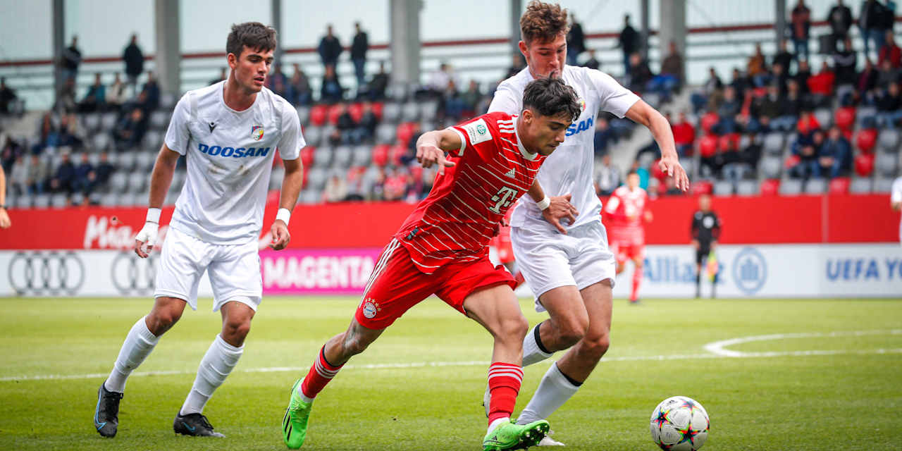 FC Bayern U19 im Spiel gegen Viktoria Pilsen.