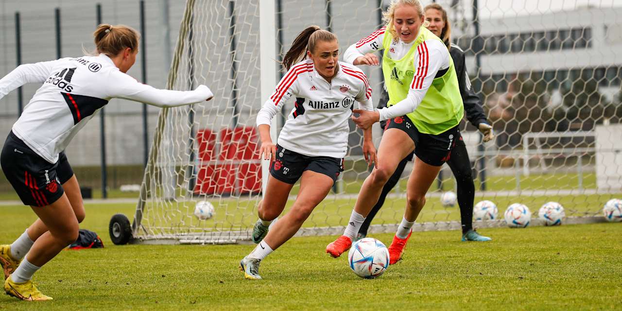 Training FC Bayern Frauen Georgia Stanway