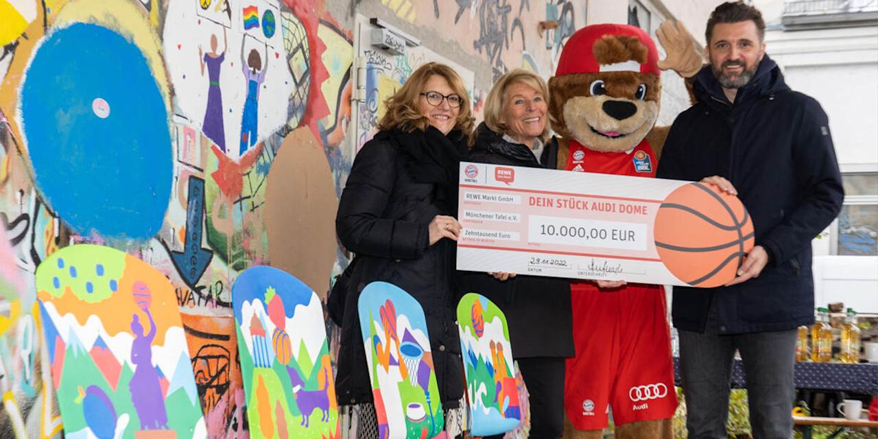 10.000 Euro für den Münchner Tafel .V., vertreten durch Hannelore Kiethe (2.v.l.), übergaben Kerstin Hufnagl, Ben und Marko Pesic.