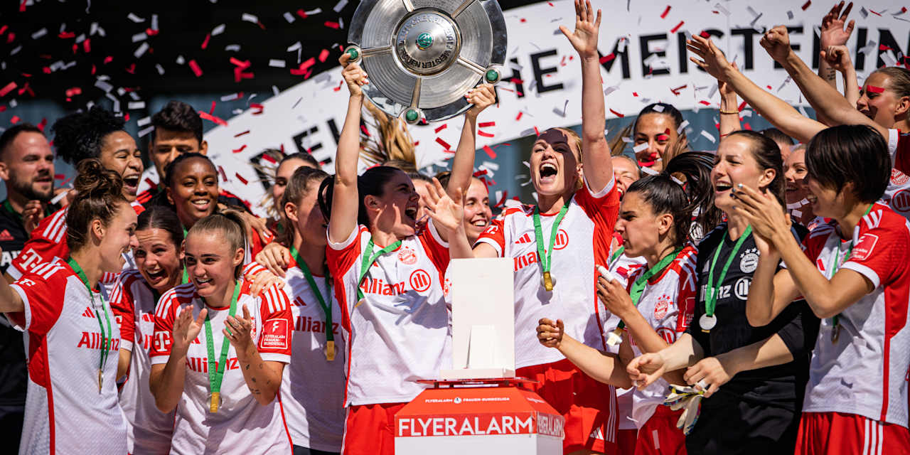 Throphylift_Meister-Celebrations_FCBayern-TurbinePotsdam-FrauenBL_230528_B2_7526