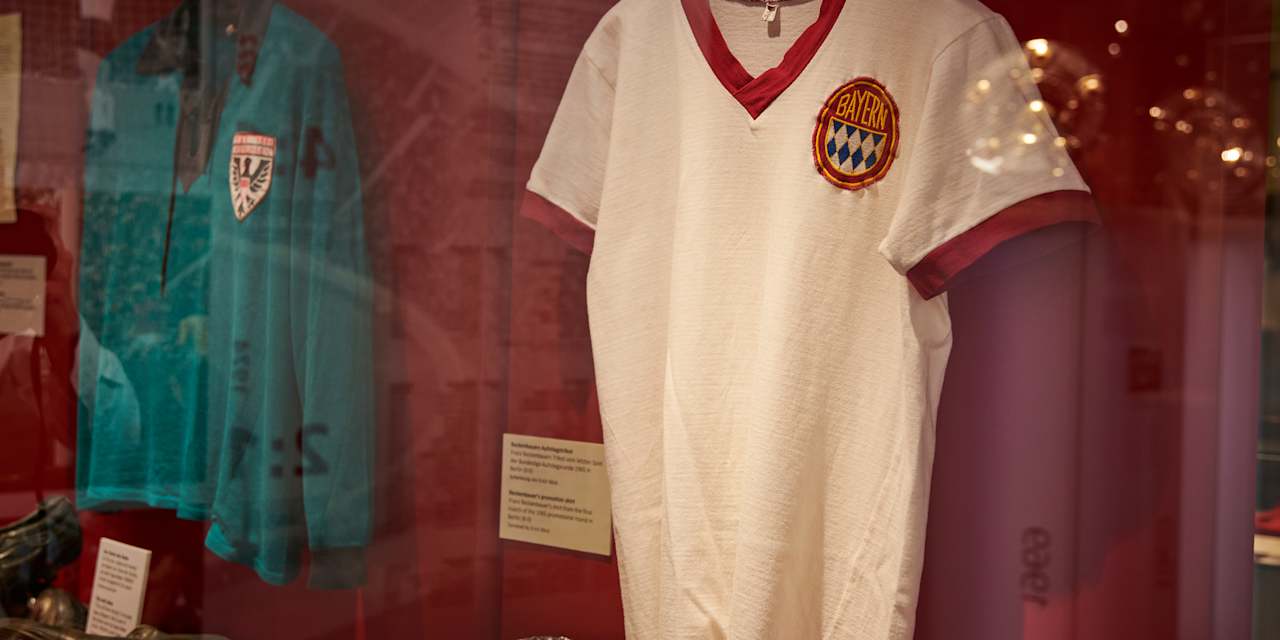 fcbayern_museum_aufstiegsvitrine_mit_trikot