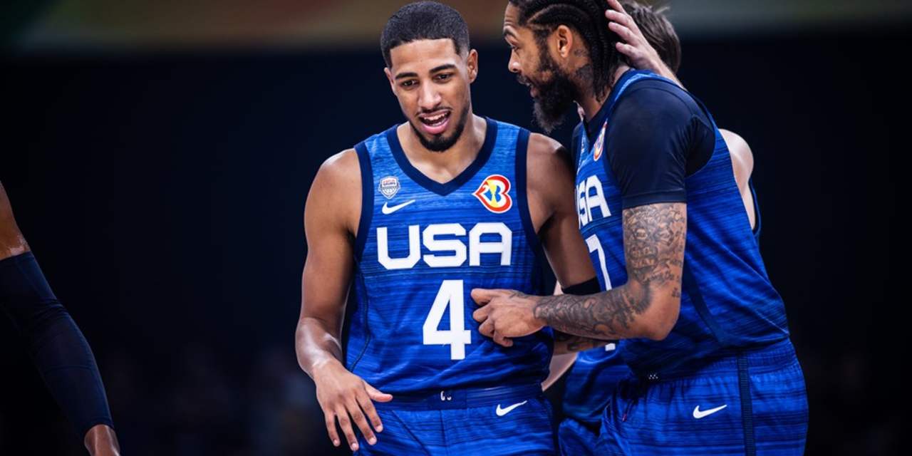 Die US-Nationalspieler Tyrese Haliburton und Brandon Ingram bejubeln den Halbfinaleinzug gegen Italien
