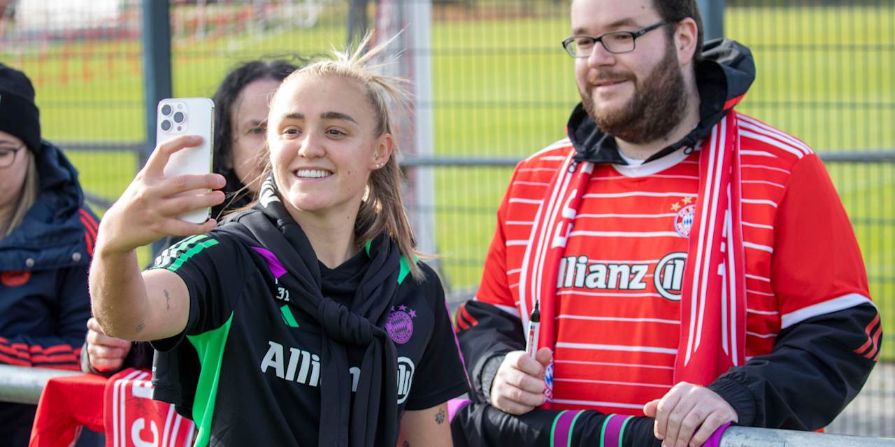 Training FC Bayern Frauen Stanway