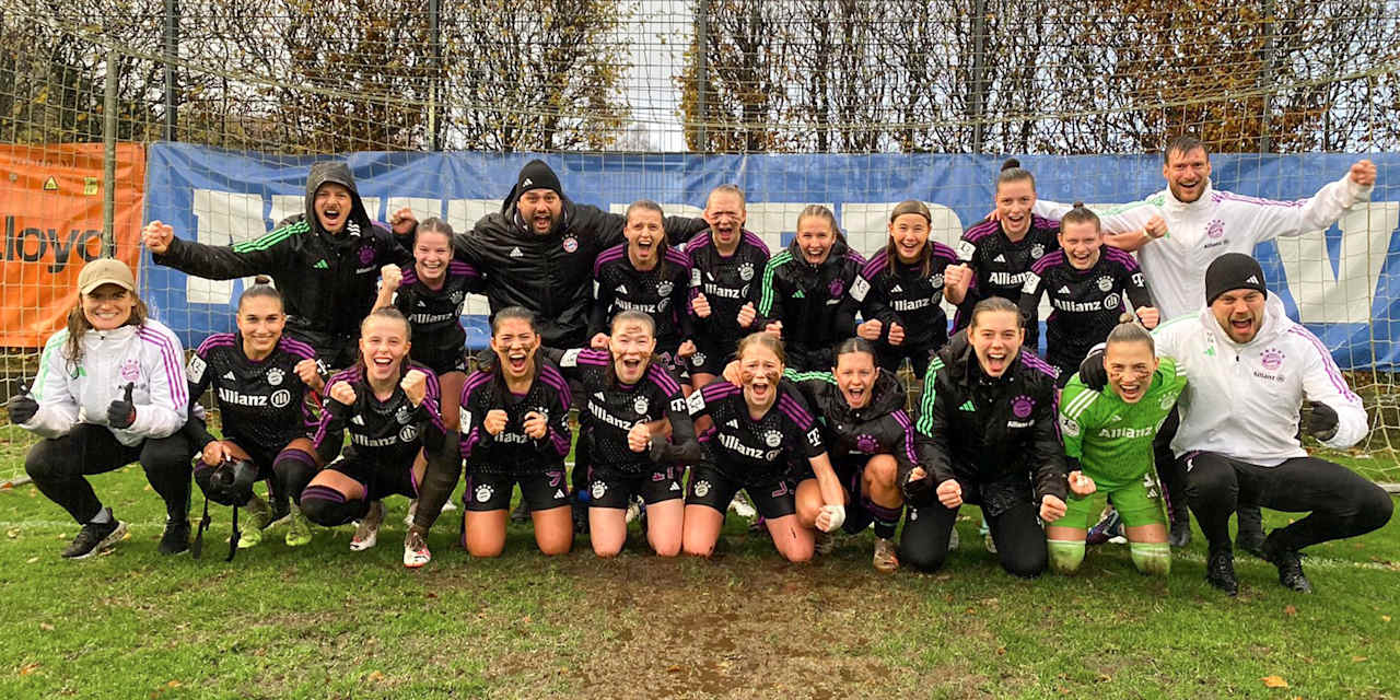 FC Bayern Frauen II bejubeln den Sieg
