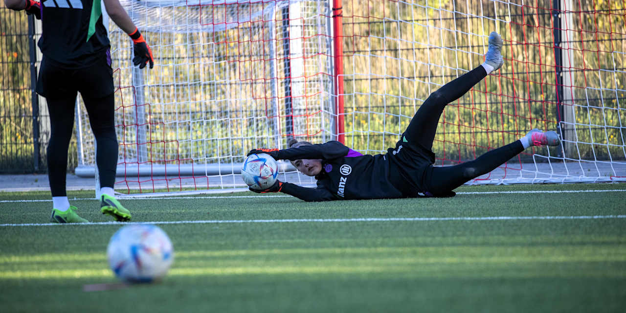 Die Torhüterin der FC Bayern Frauen U17.