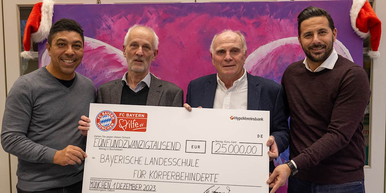 Uli Hoeneß, Claudio Pizarro and Giovane Élber hand over a giant cheque to the Bayerische Landesschule für Körperbehinderte.