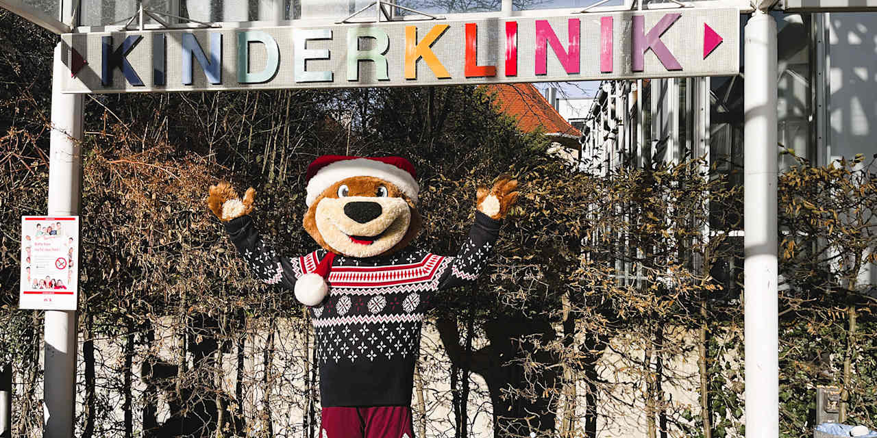 FC Bayern Maskottchen Berni besuchte ein Kinderkrankenhaus