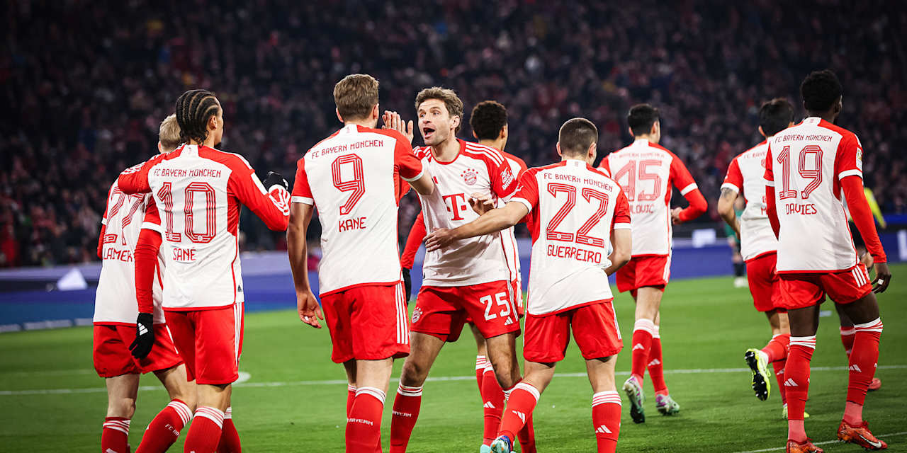 Thomas Müller jubelt mit seinen Kollegen beim Bundesliga-Spiel des FC Bayern in der Allianz Arena