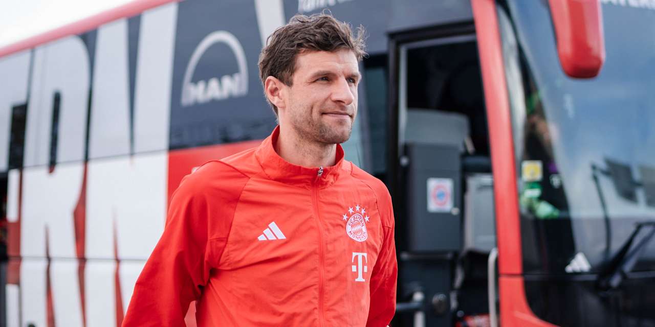 Thomas Müller bei der Rückreise des FC Bayern von Faro nach München