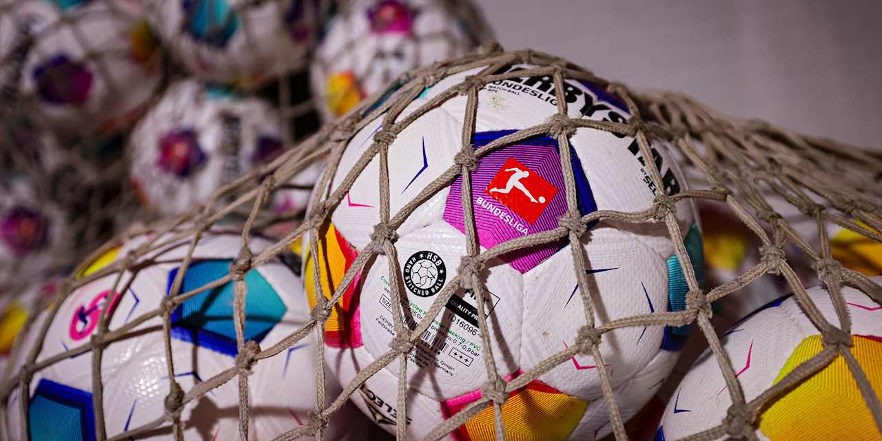 Netz mit Bundesliga-Spielbällen in der Allianz Arena des FC Bayern