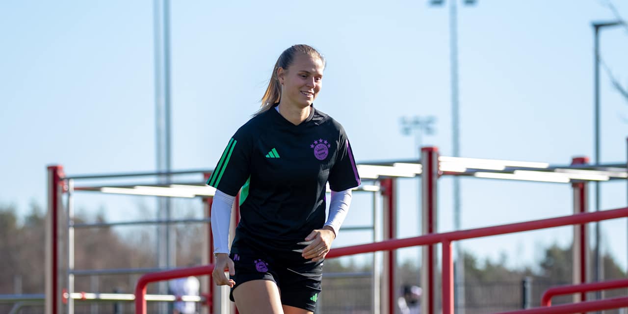 Klara Buehl von den FC Bayern Frauen vor dem Spiel gegen Paris